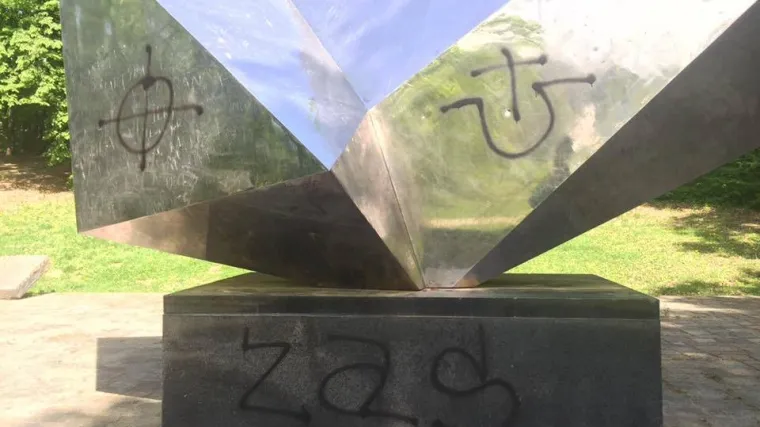 Fa&scaron;ističkim grafitima o&scaron;tećen spomenik žrtvama fa&scaron;izma na Dotr&scaron;čini