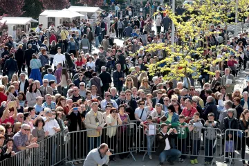 I posljednjeg dana tisuće ljudi čekale u redu za pogled na tijelo Sv. Leopolda