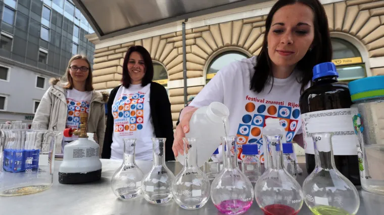 Znanost iza&scaron;la iz skrivenih laboratorija pred građane diljem Hrvatske: provjerili smo &scaron;to se nudi djeci i mladima