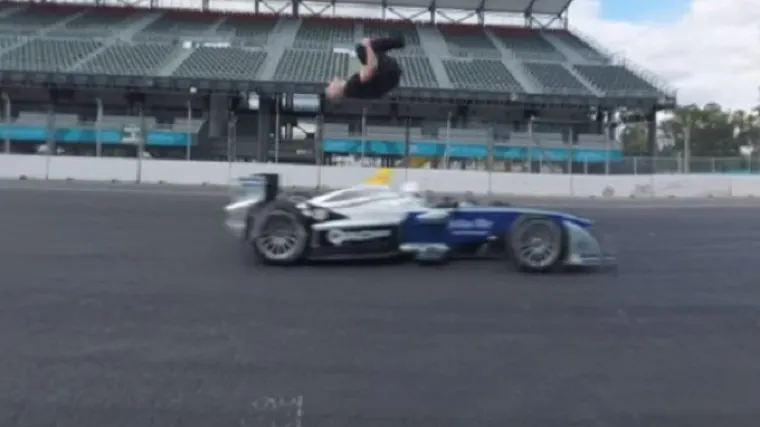 Ovako izgleda savršeno izvedeni salto unatrag preko jurećeg bolida