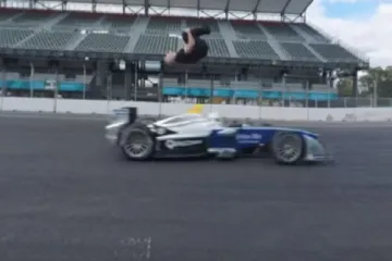 Ovako izgleda savršeno izvedeni salto unatrag preko jurećeg bolida