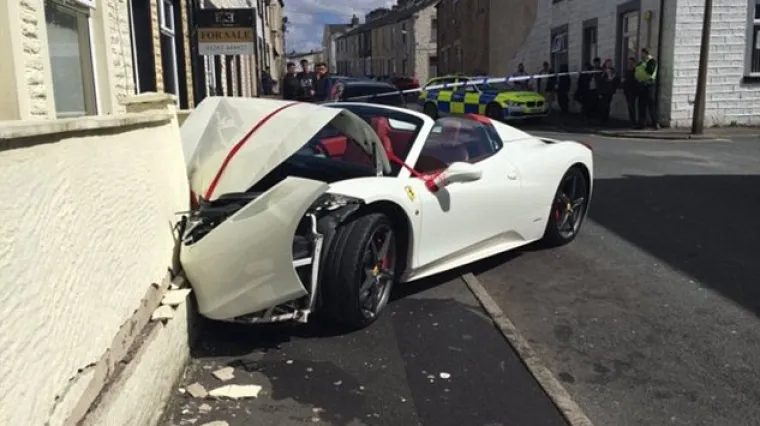 Unajmili Ferrari vrijedan vi&scaron;e od 2 milijuna kuna i onda se njime zabili u zid