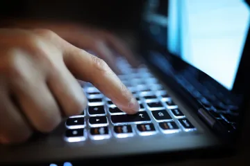 Oglašavao prodaju na internetu i prevario troje ljudi