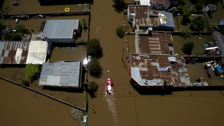 Ima poginulih, deseci tisuća evakuiranih
