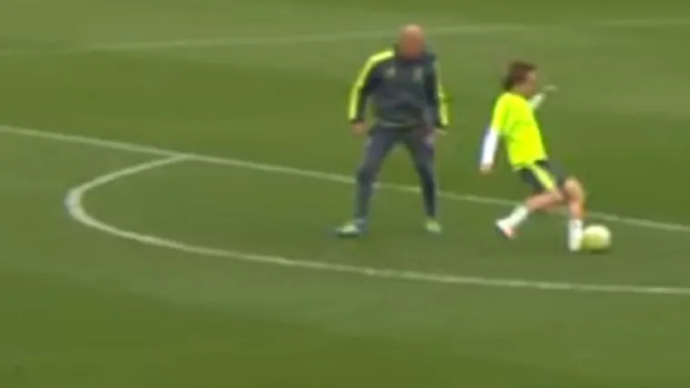 Modrić i suigrači odu&scaron;evljavaju Zidanea na treningu