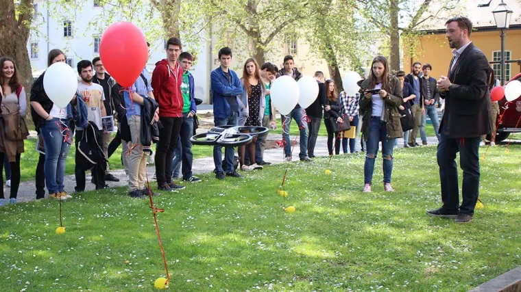 Srednjo&scaron;kolci uživali u utrci i 'plesu' dronova u sklopu Festivala znanosti