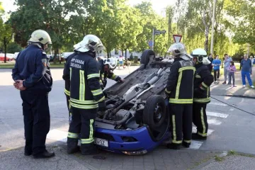 U sudaru se auto prevrnuo na krov