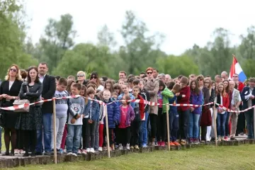KOMEMORACIJA U JASENOVCU: Državni vrh odao počast žrtvama usta&scaron;kog logora