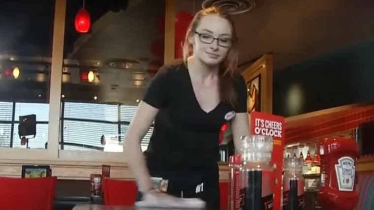 Razlog zbog kojeg je ova konobarica počastila policajce, dirnut će vas u srce