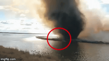 Vatrogasac u zadnji tren skočio u vodu i spasio se