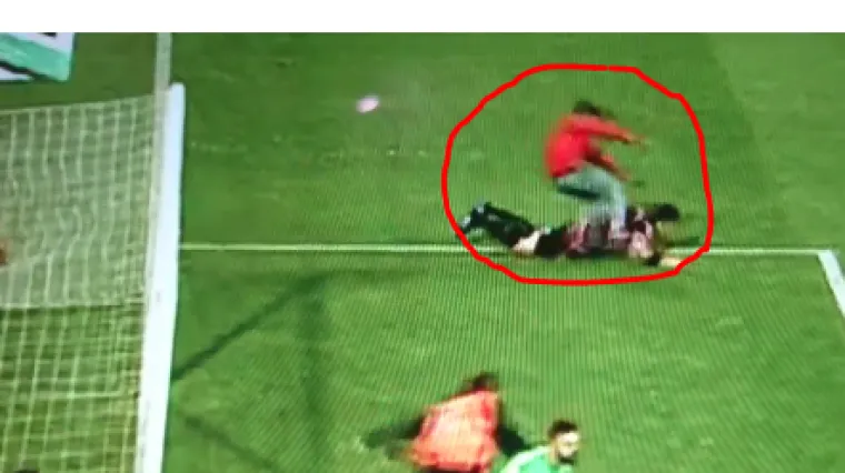 Prekinuta utakmica Trabzonspor - Fenerbah&ccedil;e, navijač udario suca!