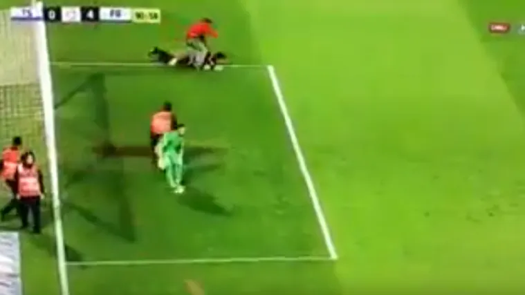 Pobje&scaron;njeli huligan upao na teren i divljački izudarao suca, utakmica prekinuta u 87. minuti