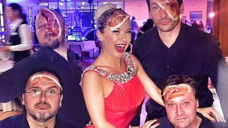 Zalijepila pr&scaron;ut na čelo i zaljubila se u čak 2 frajera!