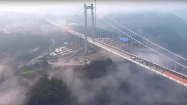 Kinezi povezali dvije planine veličanstvenim visećim mostom