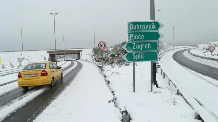 U Zagvozdu palo desetak centimetara snijega, ima ga i na Braču!