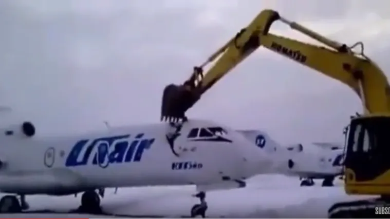 Nezadovoljni radnik bagerom uni&scaron;tio avion