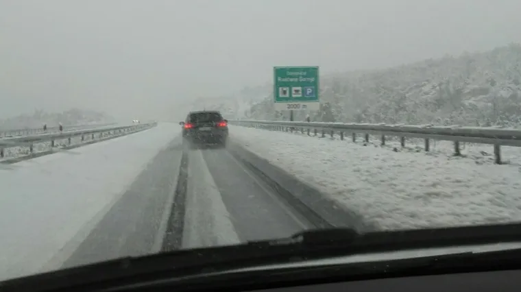 Potpuno zatvorena autocesta A1, snijeg pao u Lici, pogledajte kakva je mećava zabijelila dalmatinsko zaleđe!
