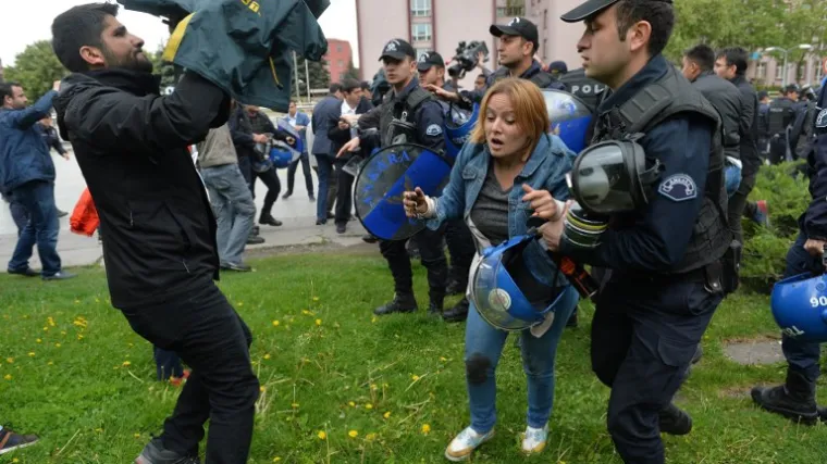 Policija suzavcem po prosvjednicima