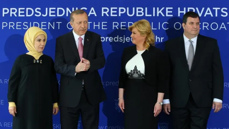 Čitavo tursko izaslanstvo gledalo je u grudi hrvatske predsjednice