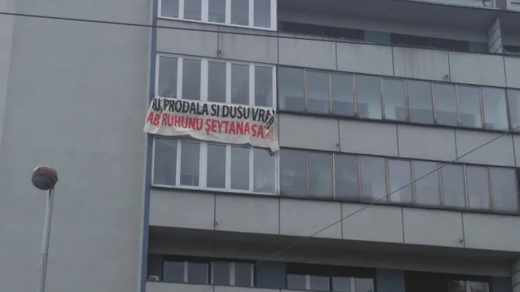 Policija uklonila transparent s porukom Erdoganu