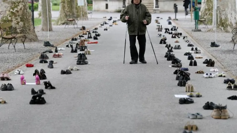 Na Zrinjevcu održan prosvjed i performans 'Reci to cipelama'