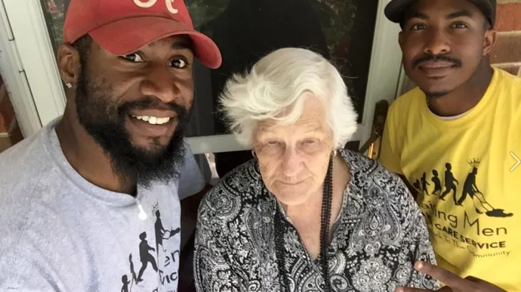 Kako su jedan mladić i kosilica pokrenuli globalnu pozitivnu promjenu i donijeli osmijeh na izborana lica!