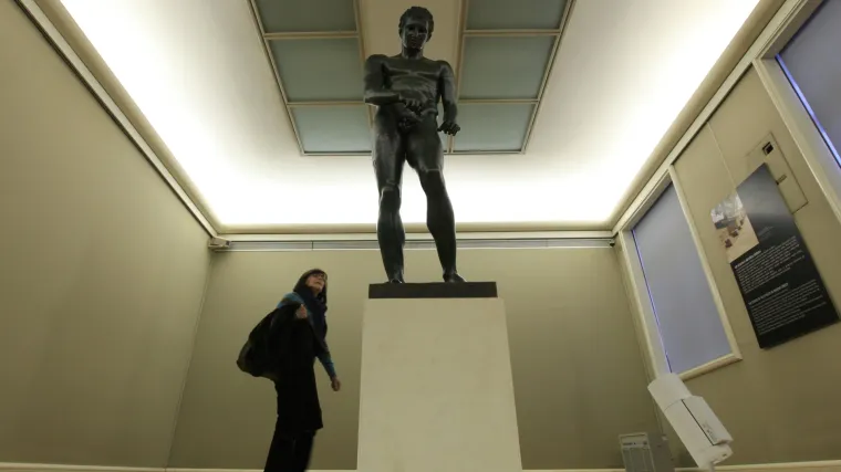 Čuvena antička statua Apoksiomen i&scaron;čekuje goste u Malom Lo&scaron;inju u sobi osiguranoj na desetke milijuna eura