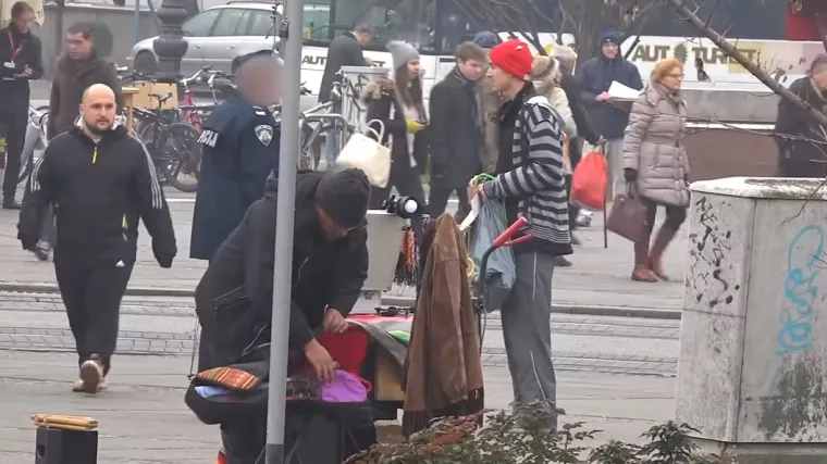 Pretvarao se da je beskućnik i žicao policajca kunu pa doživio salvu uvreda