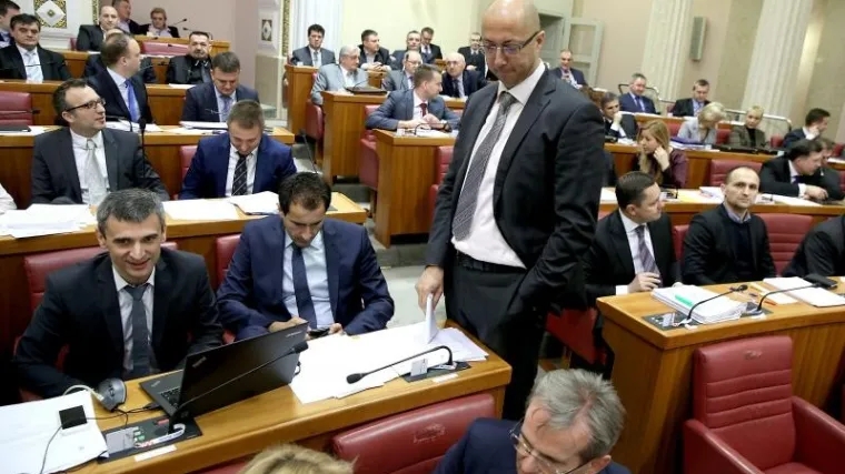 'Nemam namjeru biti klaun, ispričavam se svima mlađima od 18'