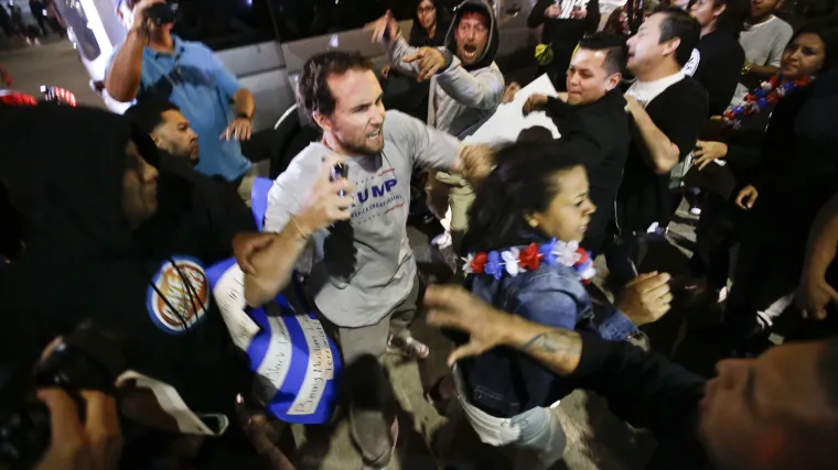 Žestoki prosvjed protiv Trumpa u Kaliforniji: bacali kamenje na policiju, uhićeno oko 20 osoba