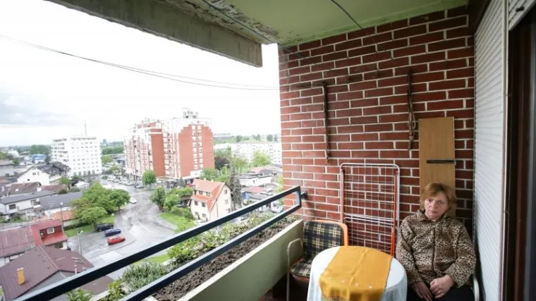 Dok je usred bijela dana sjedila na balkonu, pokraj Zagrepčanke prozujao metak!