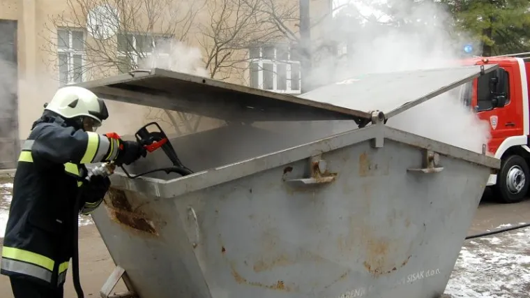 Policija otkrila da je bakica palila kontejnere po Splitu