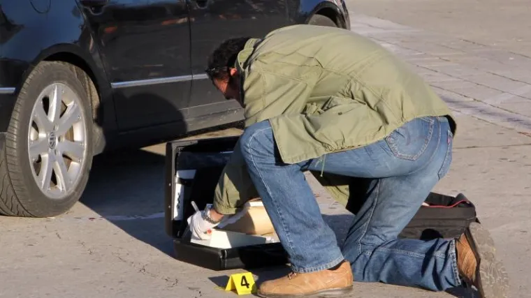 Zbog svađe oko čempresa mu polomili rebra i rasturili auto!