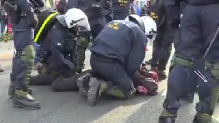 Neredi u Njemačkoj: ljevičari s pirotehnikom nasrnuli na skup desno orijentirane stranke