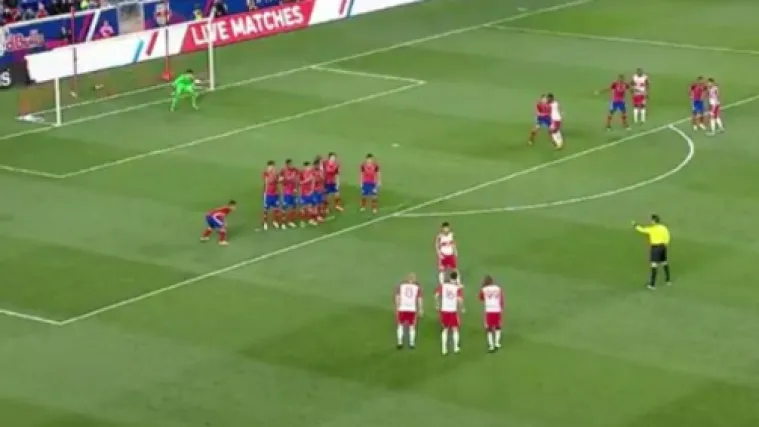 Je li ovo najbolja akcija iz slobodnog udarca ikad?