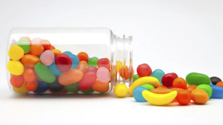 Najmanje 33 osobe preminule: dobio unuka pa počastio prijatelje bombonima i otrovao ljude