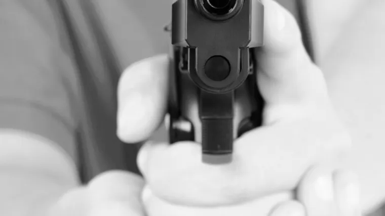 Bizarna tragedija u Indiji: tinejdžer slikao selfie s očevim pi&scaron;toljem i upucao se u glavu