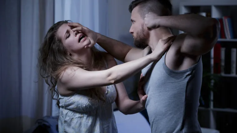 Epilog ljubavne drame u Dubrovniku: Par grizao, grebao i nagurivao policajce, razbili i staklo