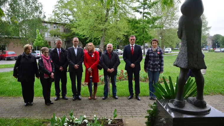 SDP položio vijence u spomen na djecu poginulu u Domovinskom ratu