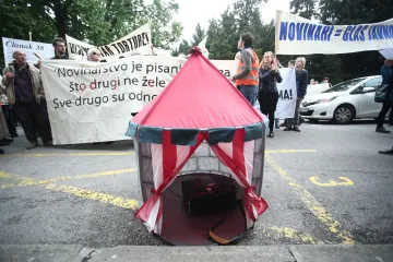 Novinari ispred Ministarstva kulture postavili cirkuski šator: 'Ovo što radi Vlada je pogreb novinarstva'