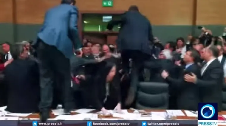 Snimljena brutalna tučnjava zastupnika u parlamentu