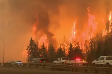 Više od 60.000 ljudi bježi pred požarom koji im guta domove