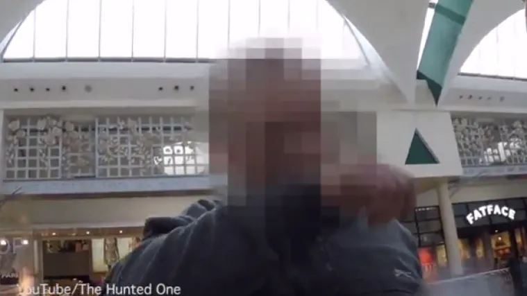 Pedofil briznuo u plač nakon &scaron;to su ga 'osvetnici' usred shopping centra 'uhvatili na djelu'