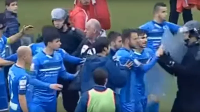 Nogometa&scaron;i se potukli s policijom, hrvatskog nogometa&scaron;a gađali bakljom