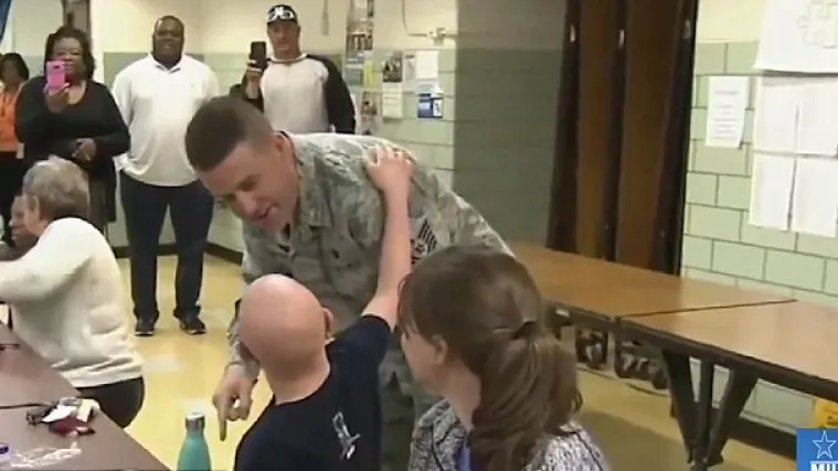 Otac se vratio iz vojske te iznenadio sina s Downovim sindromom: njegova reakcija će vas odu&scaron;eviti!