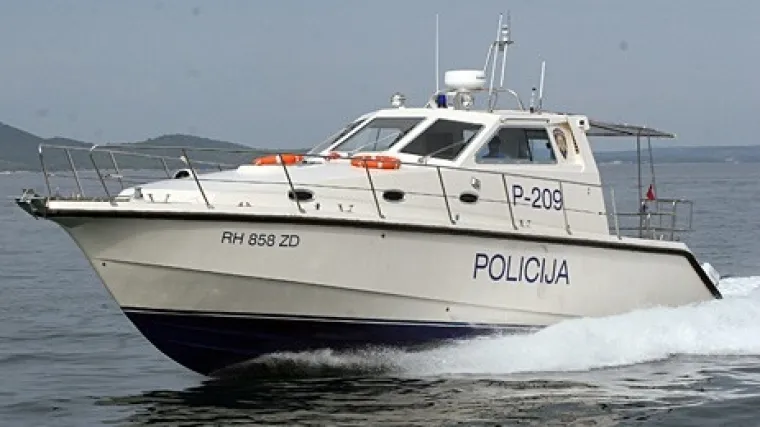 Pomorska policija spasila 17 osoba iz mora, skočili s tonuće brodice