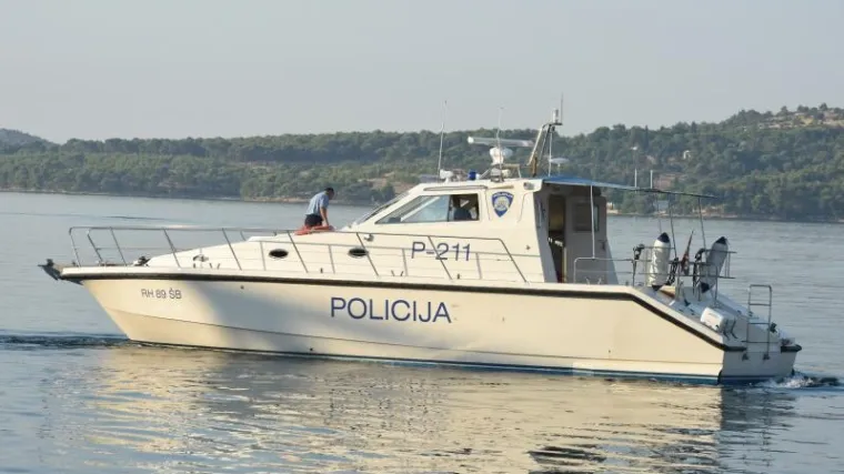 Brodica potonula, 17 putnika iz mora spasila policija