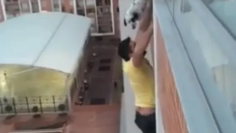 Riskirao vlastiti život da spasi psa koji je visio s balkona