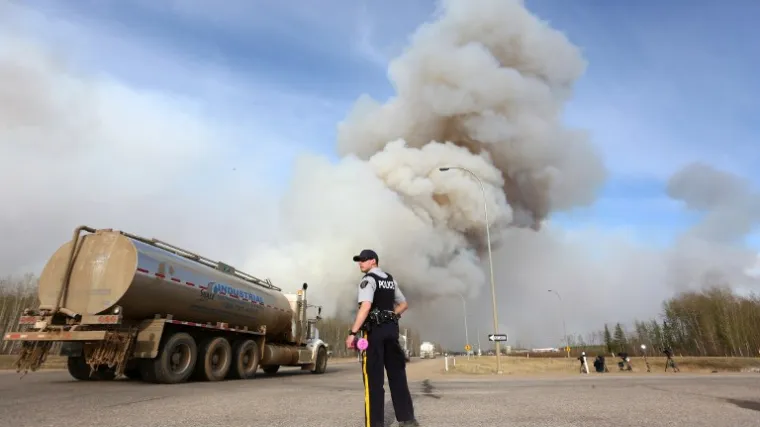 Tisuće ljudi pred vatrom pobjegle iz svojih domova