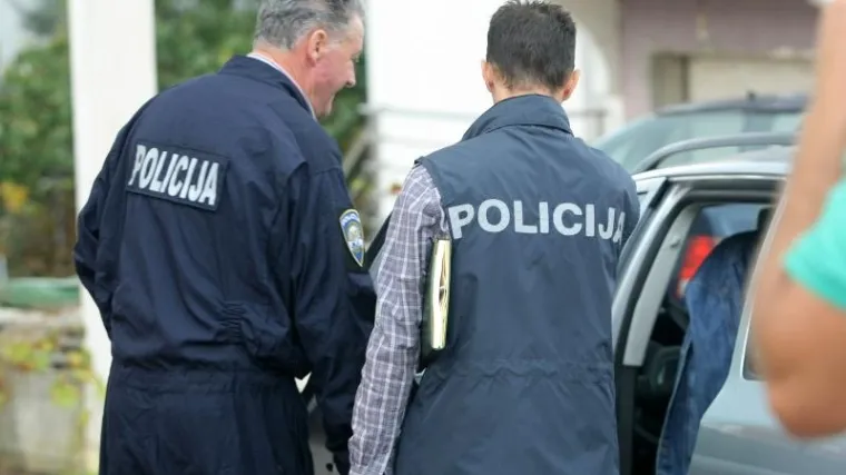 U stanu pronađeno mrtvo tijelo muškarca, uhićena mlađa žena